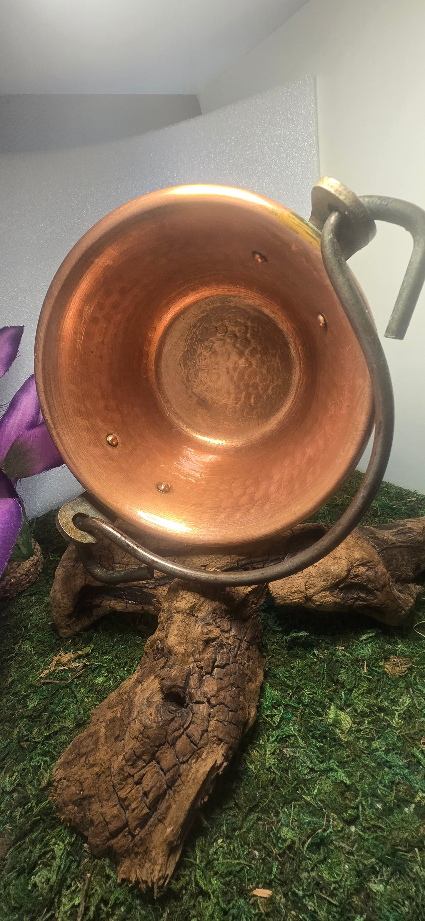 Il Grande Calderone del Sole: Secchiello Rituale in Rame Puro