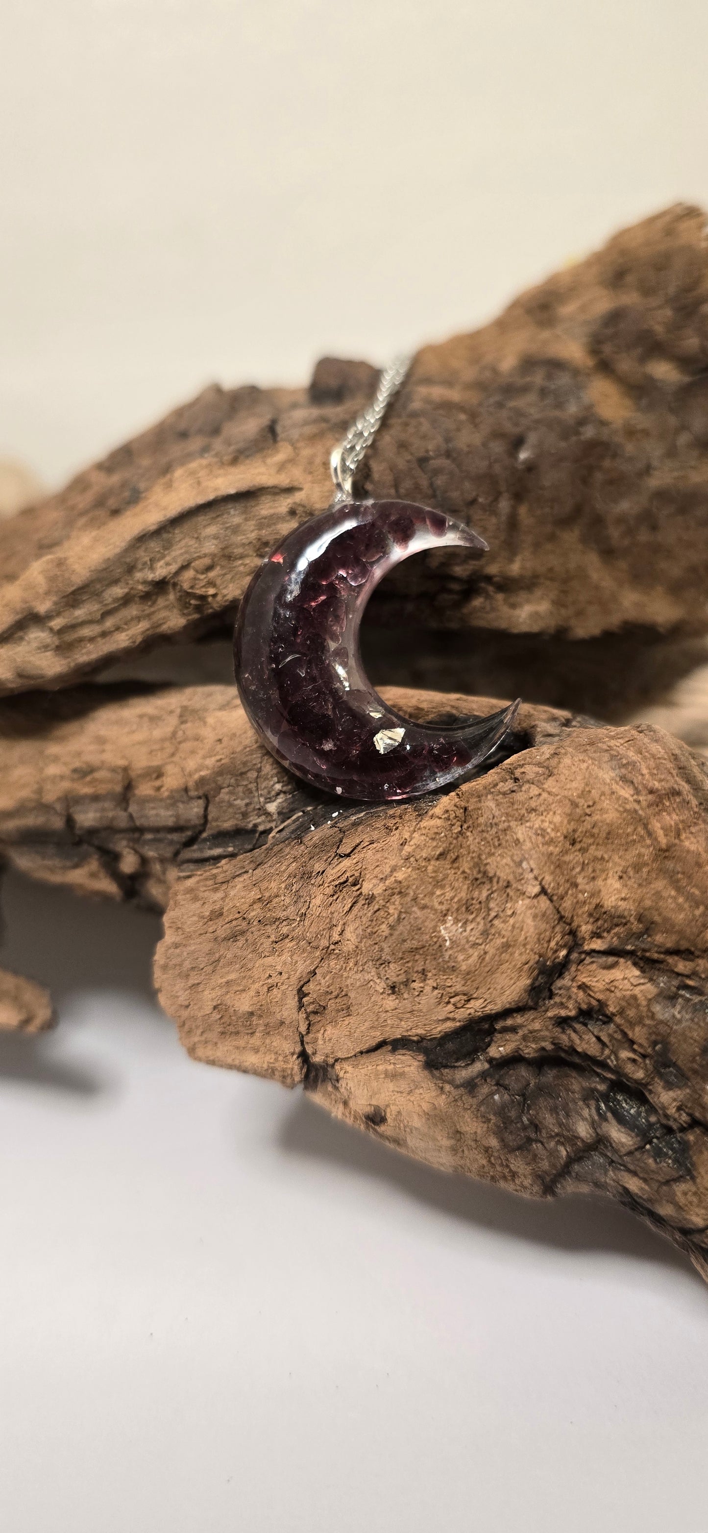 Collana "Fuoco Lunare": Mezzaluna in Resina e Granato Rosso