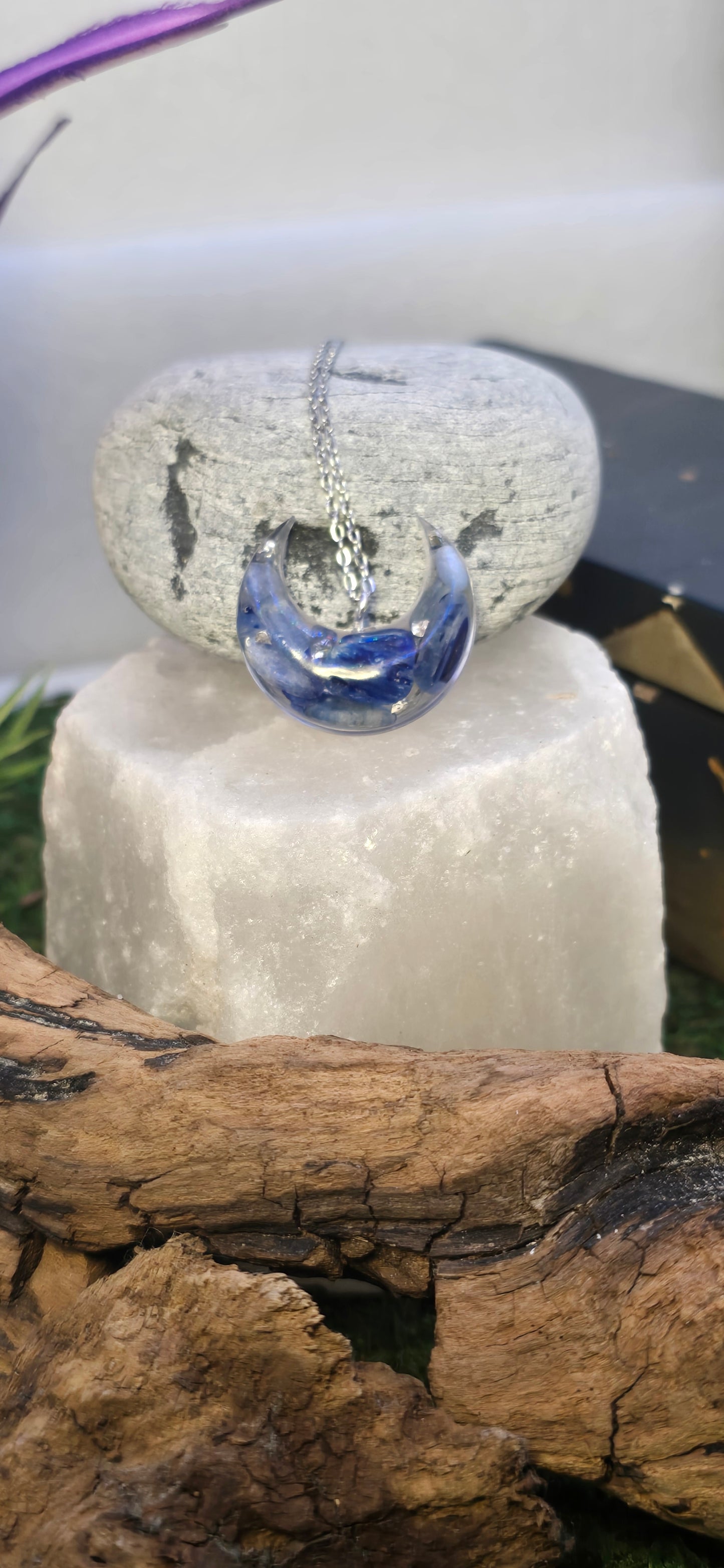 Collana "Sentiero Stellare": Luna in Resina e Cianite Blu