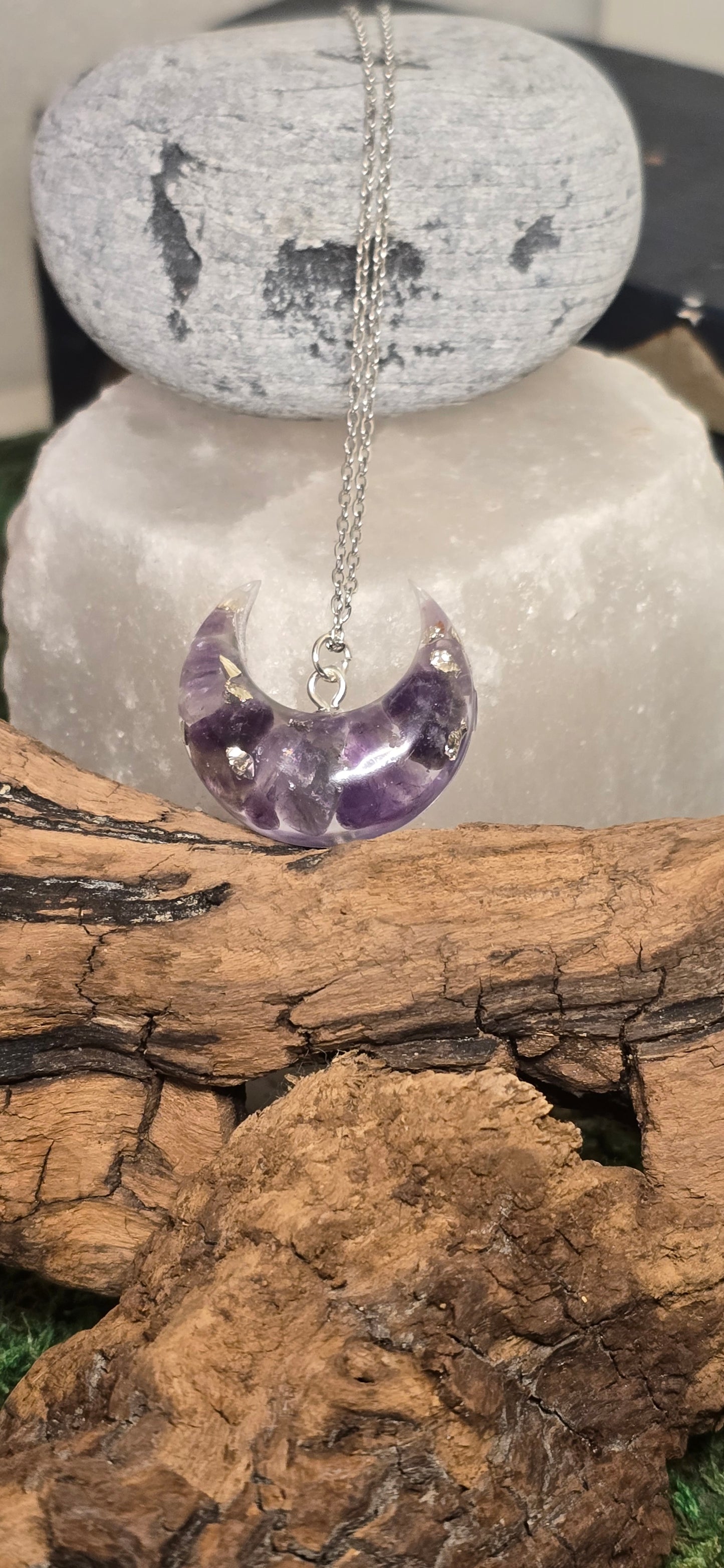 Collana "Sogno Lunare": Luna in Resina con Ametista