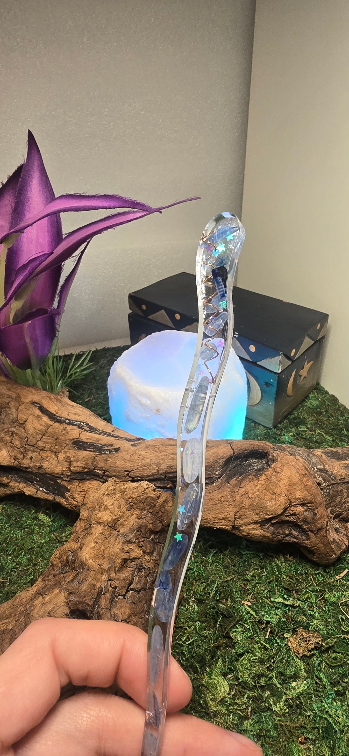 Equilibrio in Flusso: Forcina in Cianite e Spirale di Rame