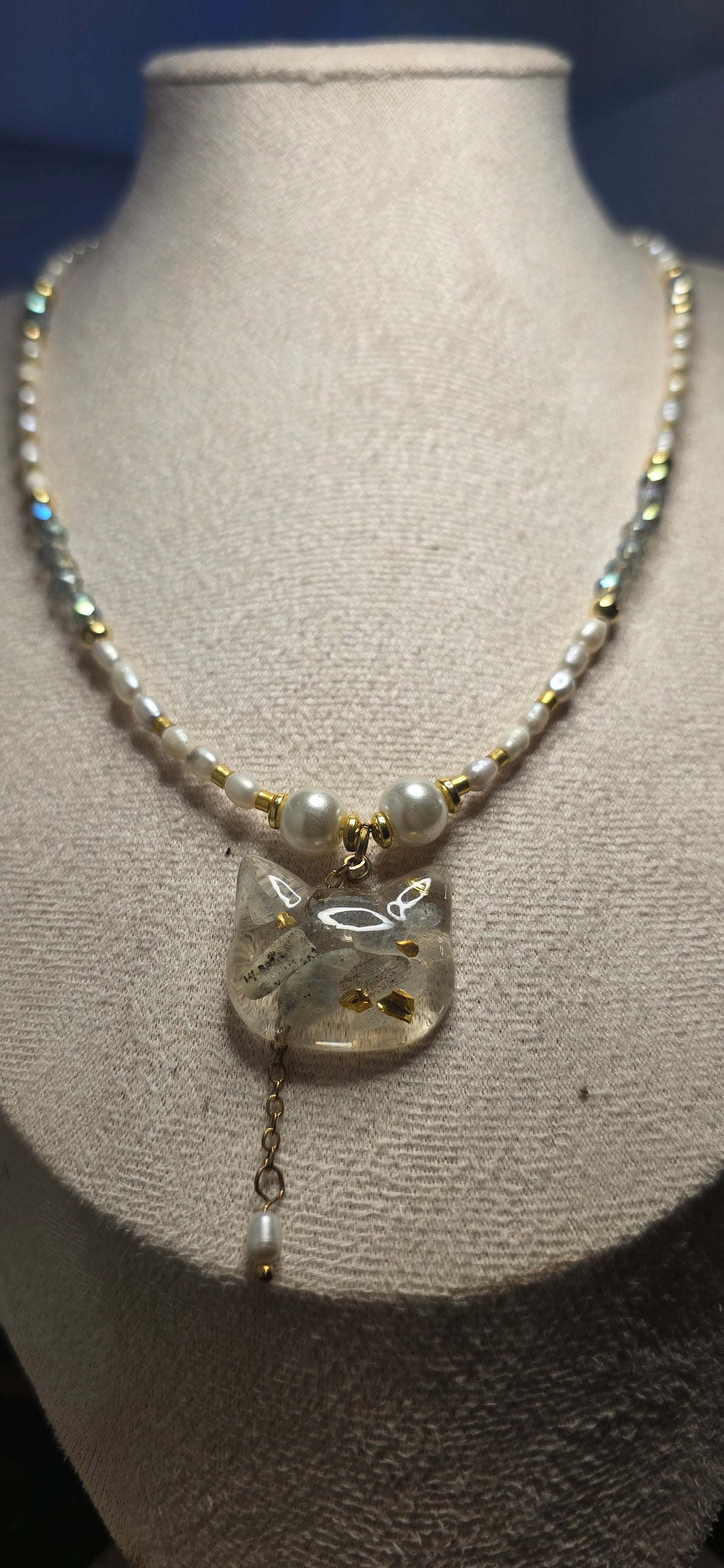 Incanto Lunare: Collana "Gatto di Luce" con Labradorite e Perle