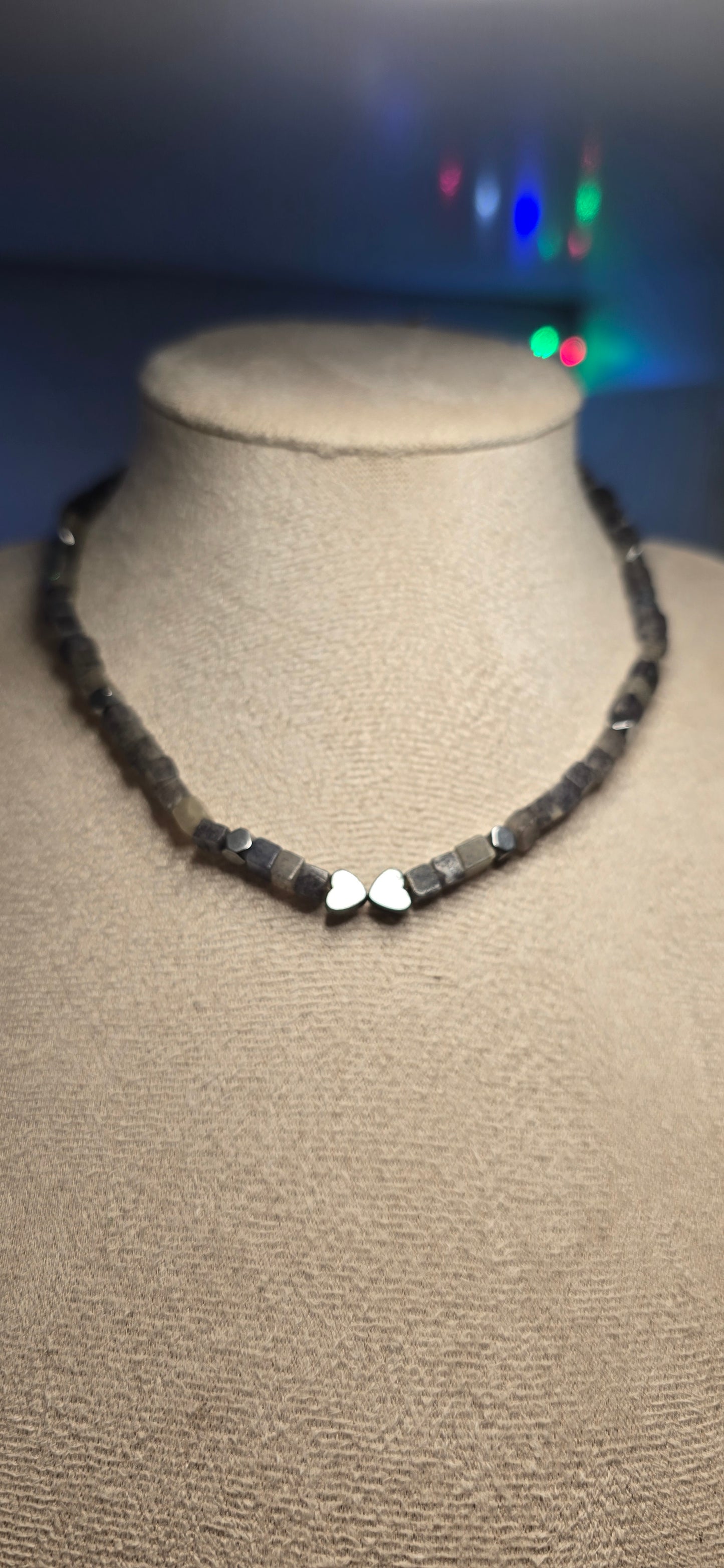 Geometrie Preziose: Choker in Tanzanite e Ematite