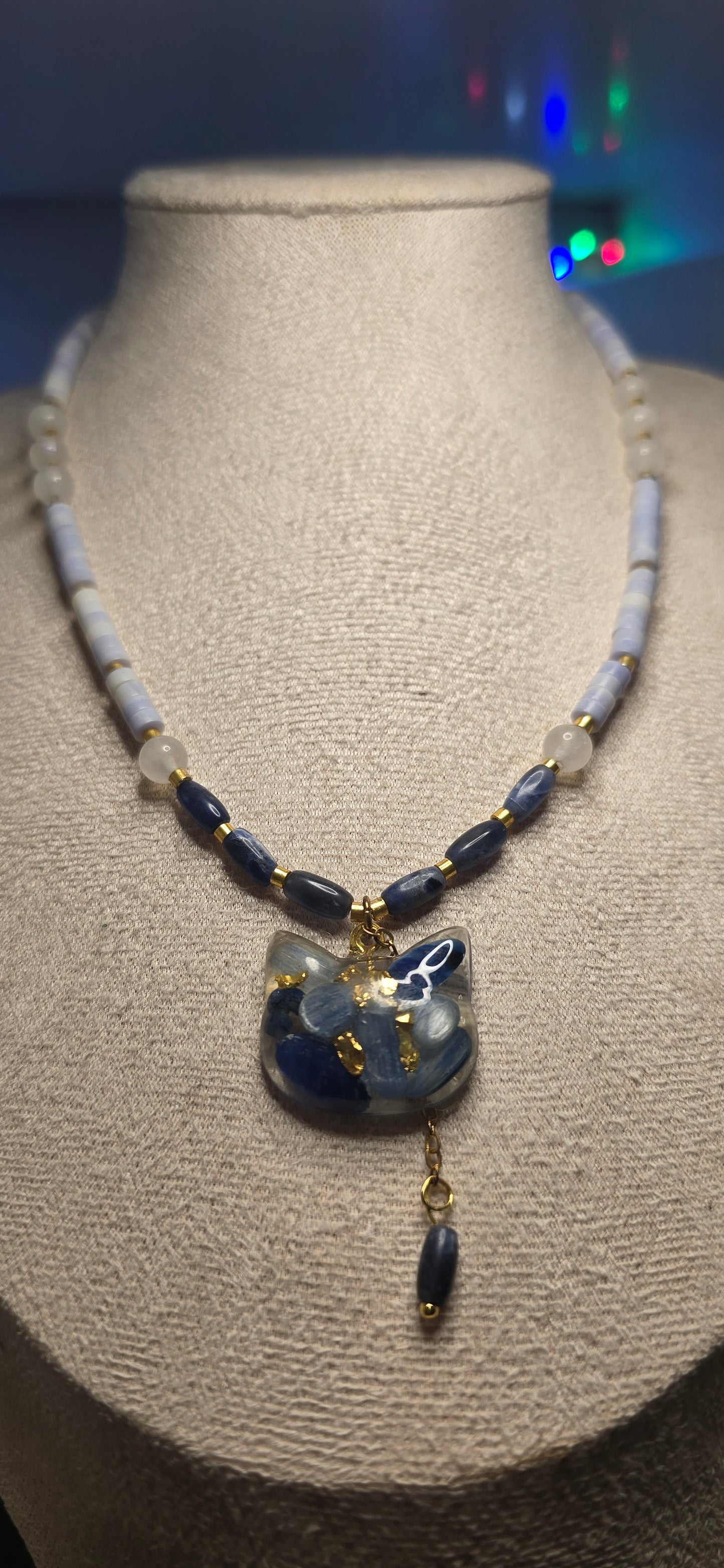 Visione Notturna: Collana "Gatto Blu" in Cianite e Lapislazzuli