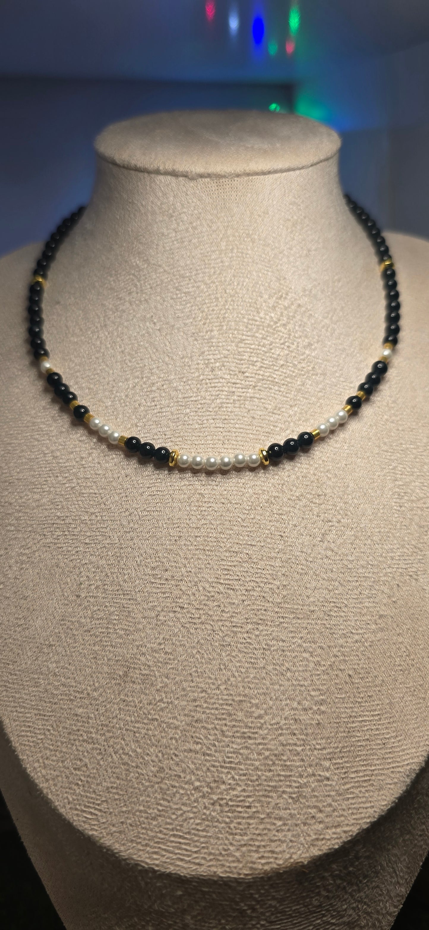 Dualità Armoniosa: Choker Black & Pearl