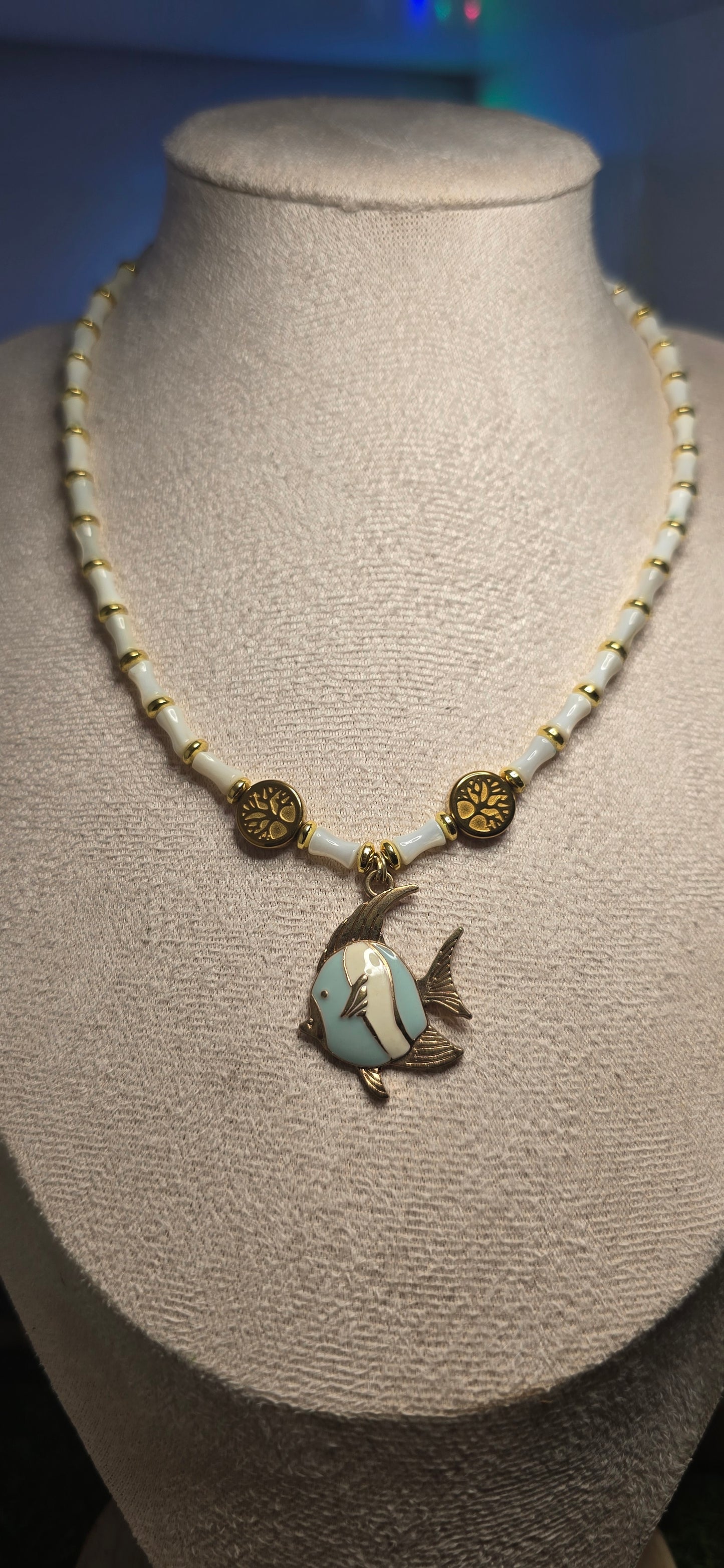 Spirito Libero: Choker in Madreperla con Pendente Pesce