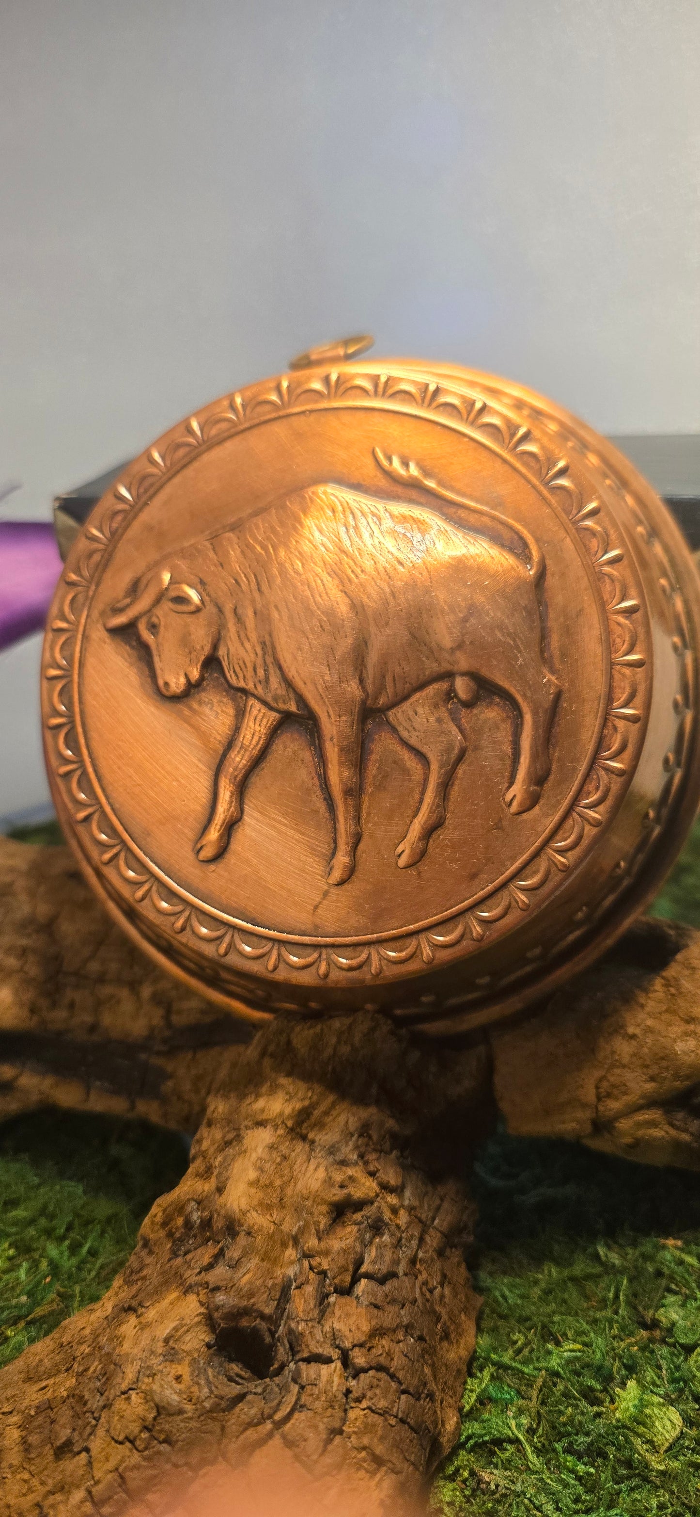 Il Simbolo del Toro: Bacino Rituale in Rame Antico