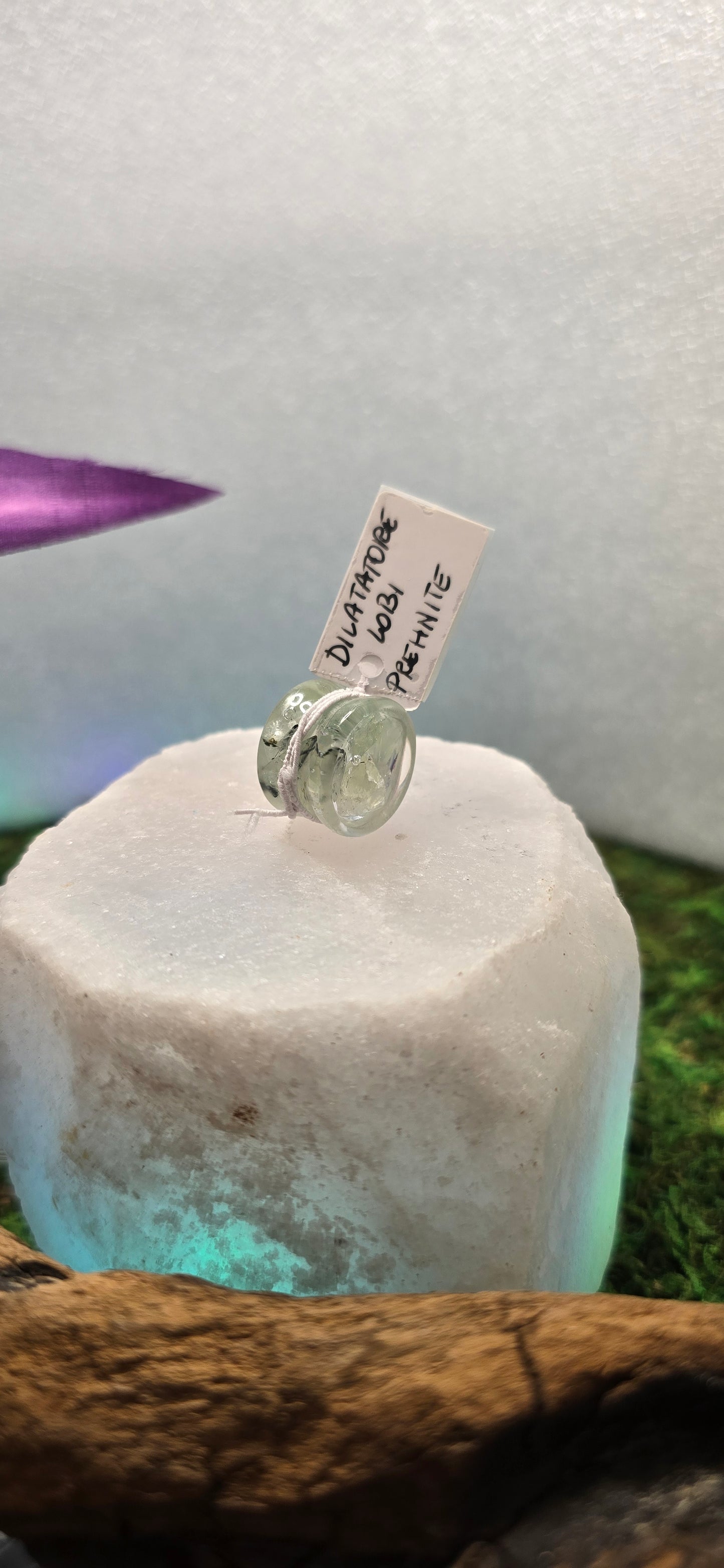 Il Sigillo della Profezia: Dilatatore in Prehnite e Resina