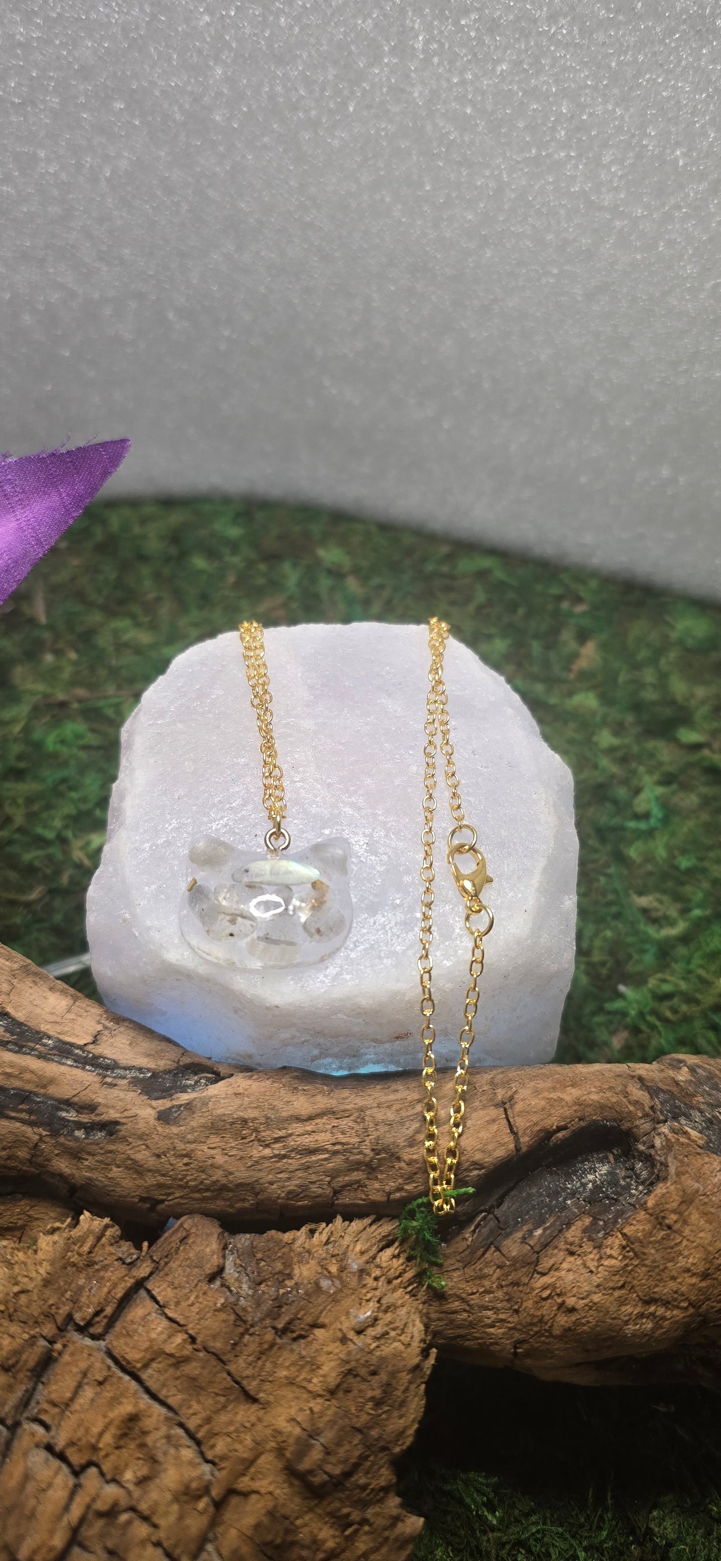 L'Antico Custode Lunare: Collana Testa di Gatto in Labradorite Bianca e Resina