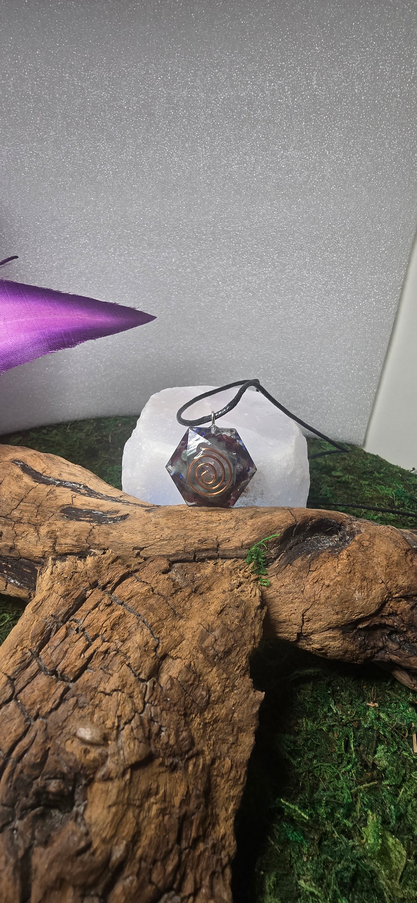 Collana Orgonite in Resina con Triscele (triskell) e spirale in rame