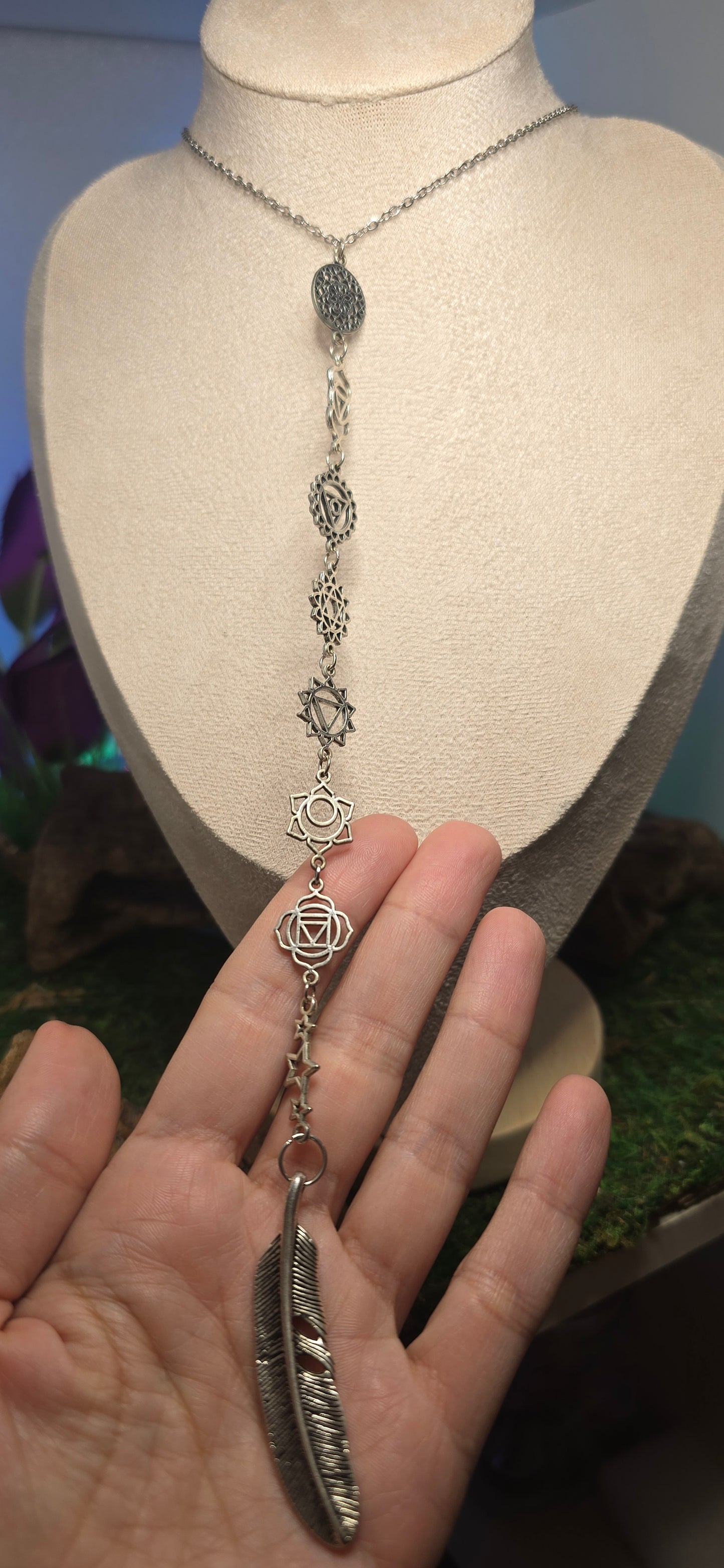 Alchimia dei Sensi: Collana Choker Chakra & Piuma della Libertà