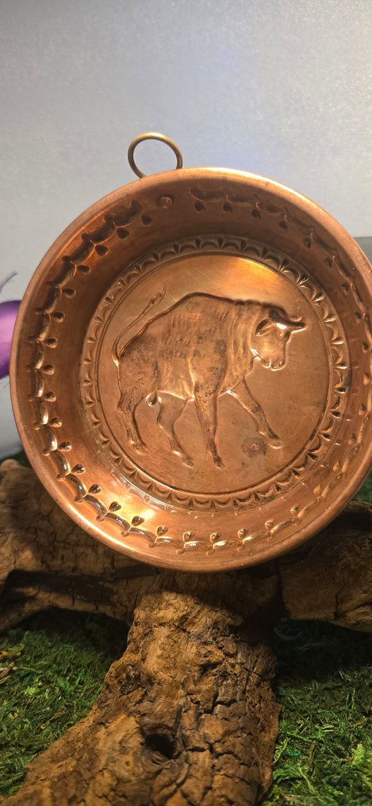 Il Simbolo del Toro: Bacino Rituale in Rame Antico