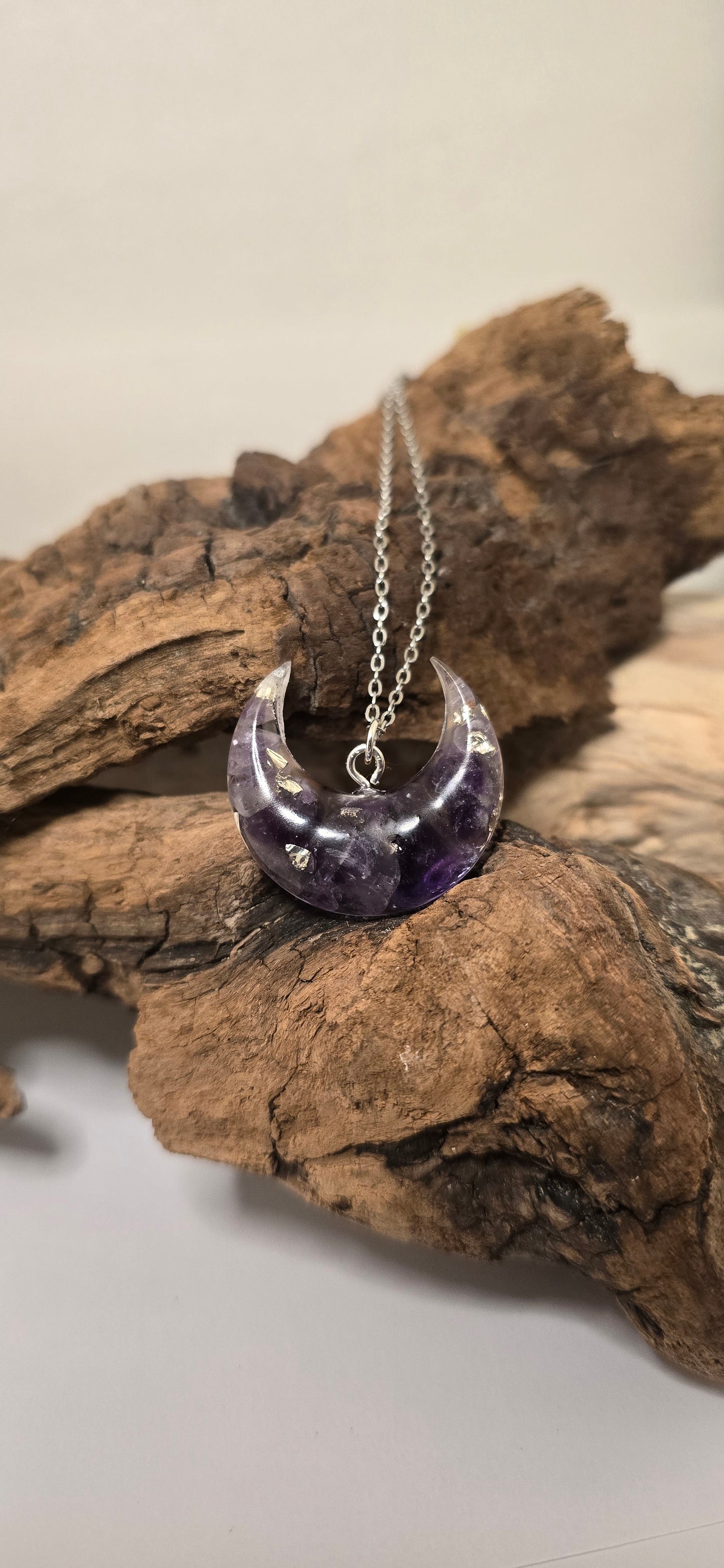 Collana "Sogno Lunare": Luna in Resina con Ametista