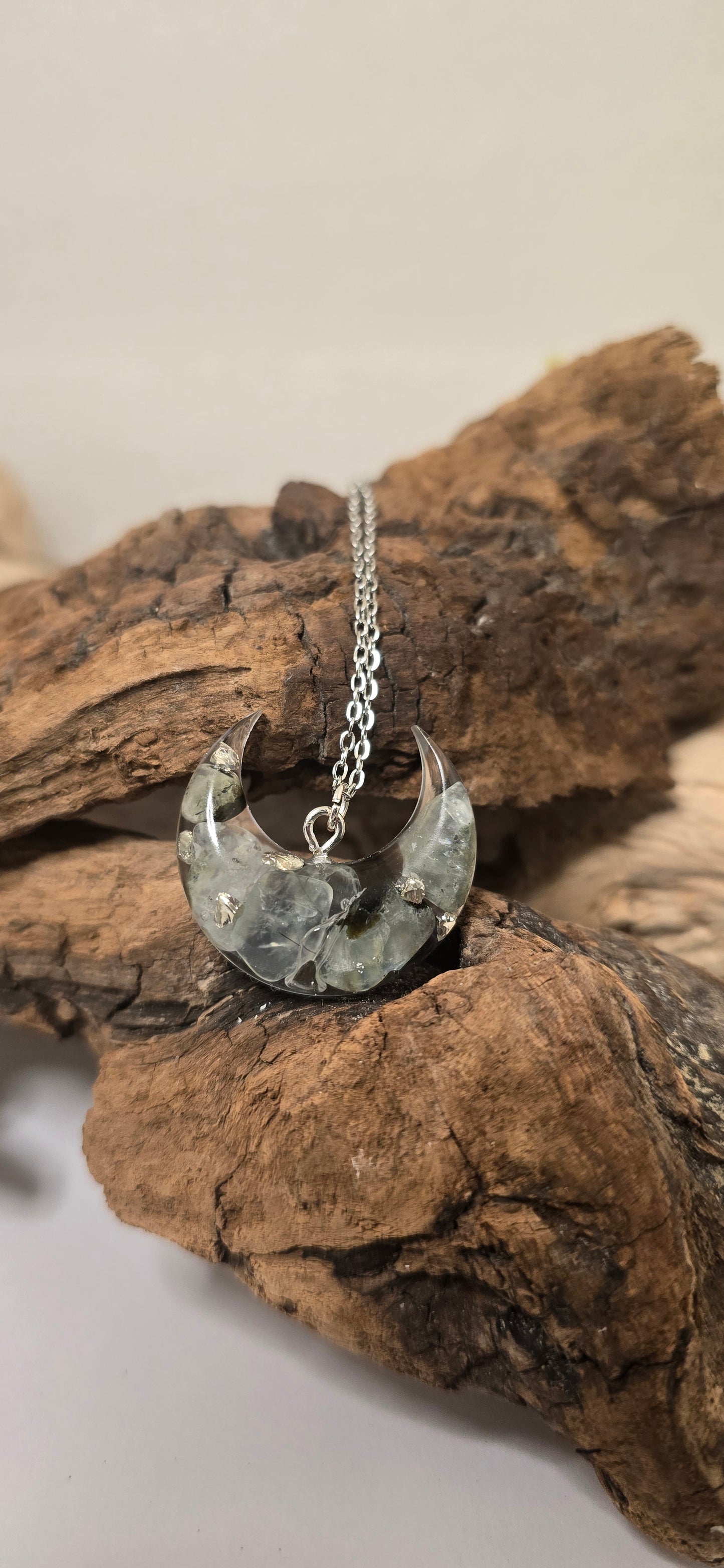 Collana "Luce del Bosco": Luna in Resina e Prehnite