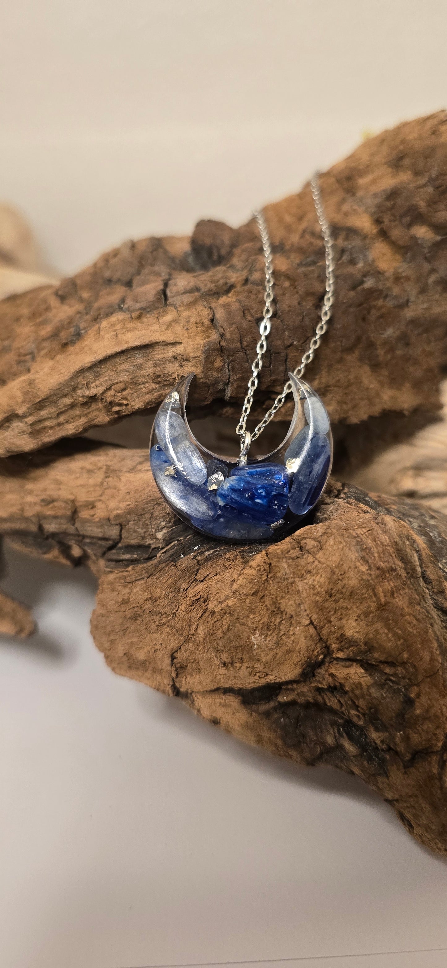 Collana "Sentiero Stellare": Luna in Resina e Cianite Blu