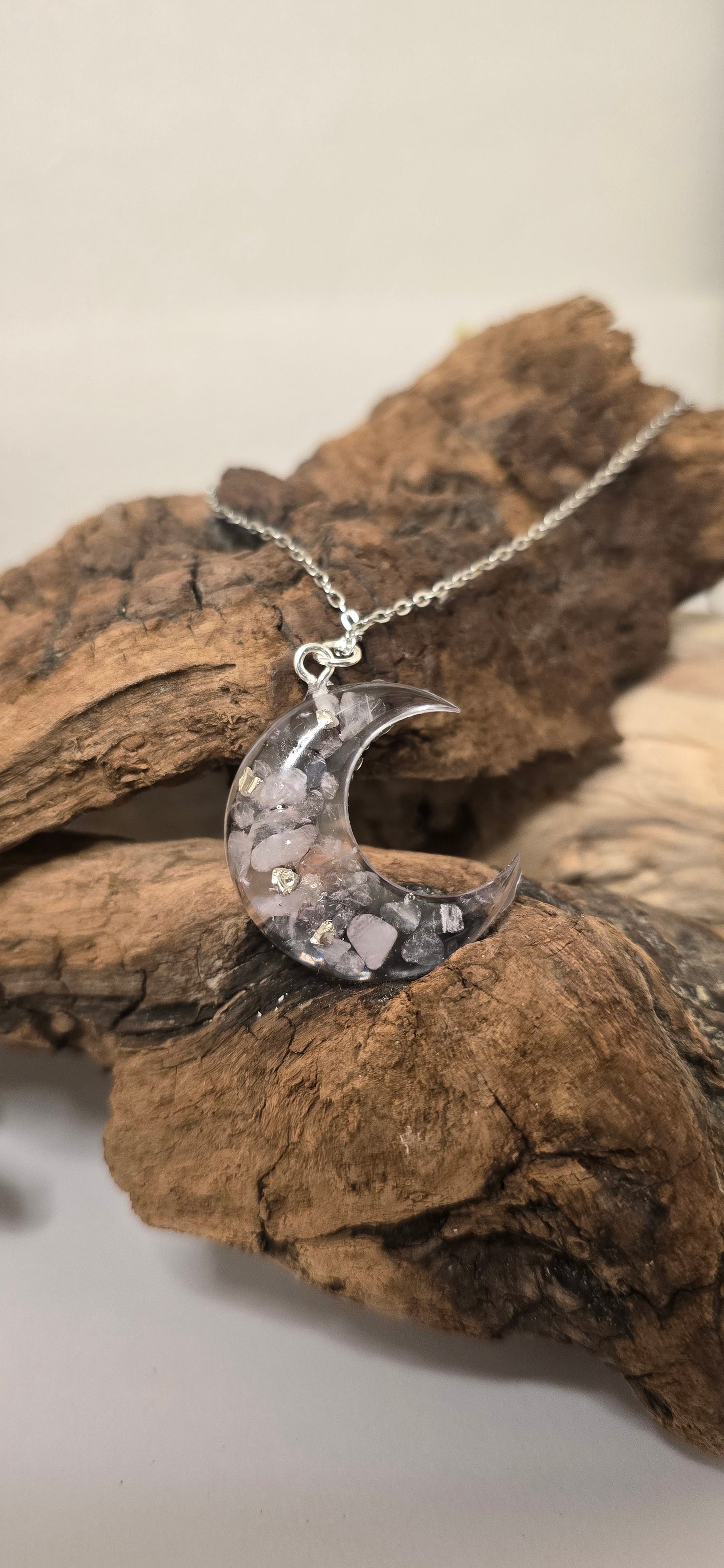 Collana "Aura di Venere": Mezzaluna in Resina e Quarzo Rosa