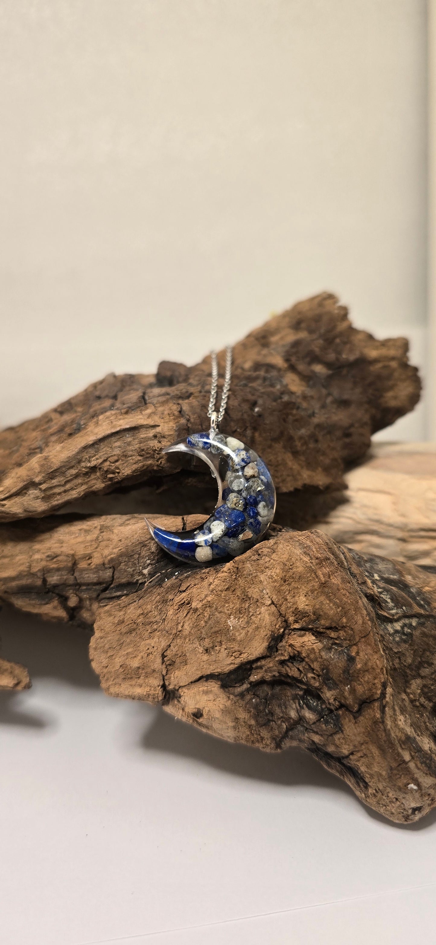Collana "Notte Stellata": Luna in Resina e Lapislazzuli