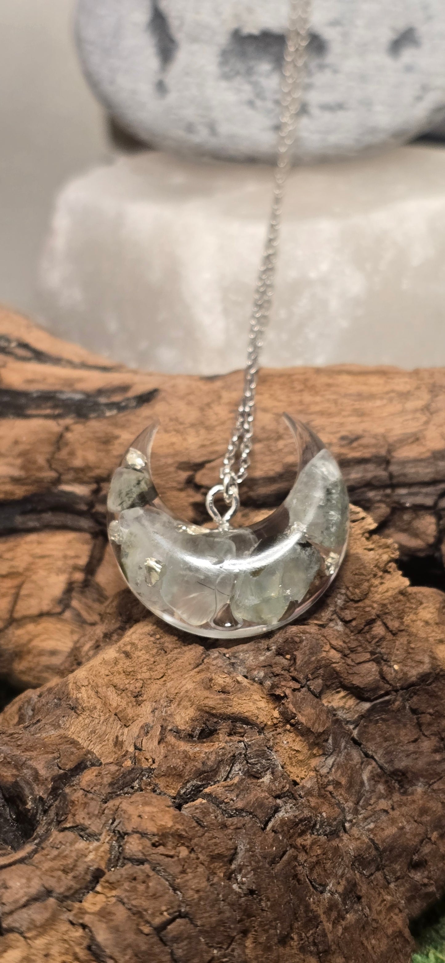 Collana "Luce del Bosco": Luna in Resina e Prehnite