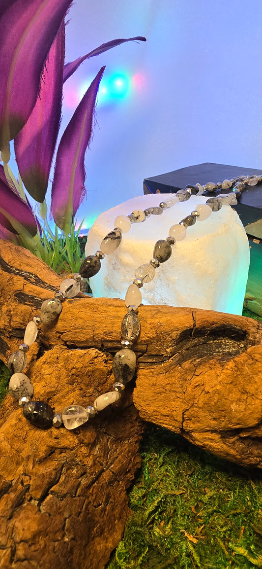 Equilibrio di Contrasti: Collana in Quarzo Tormalinato