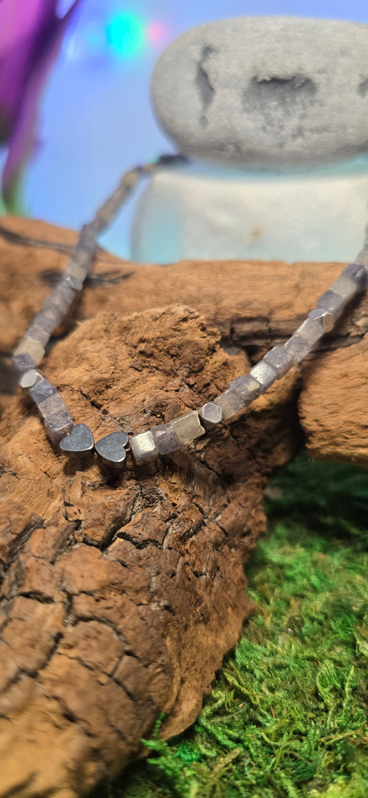 Geometrie Preziose: Choker in Tanzanite e Ematite