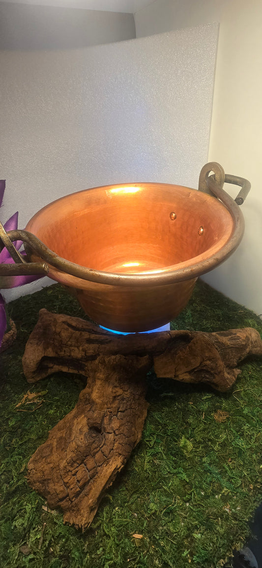 Il Grande Calderone del Sole: Secchiello Rituale in Rame Puro