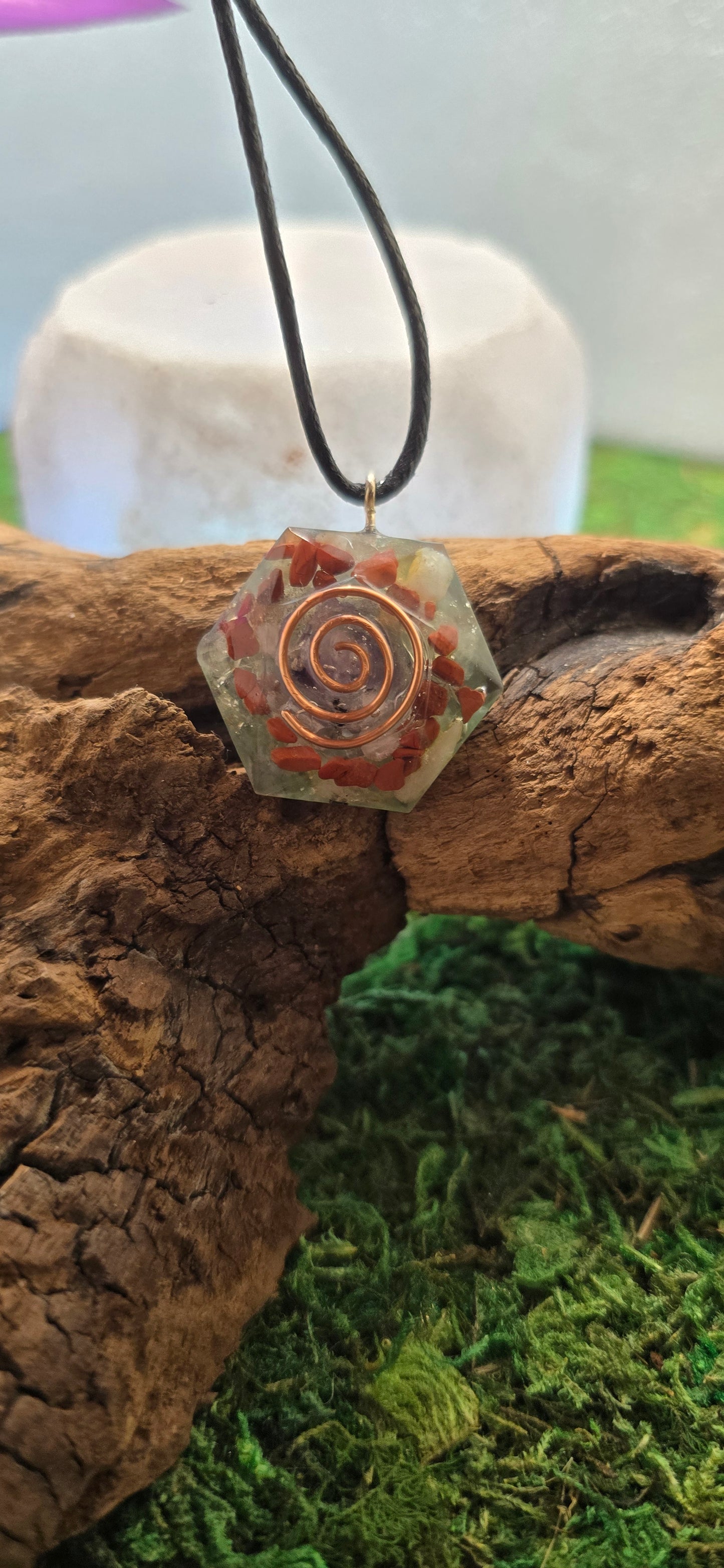Orgonite con triskell e spirale Collana della Dea Interiore