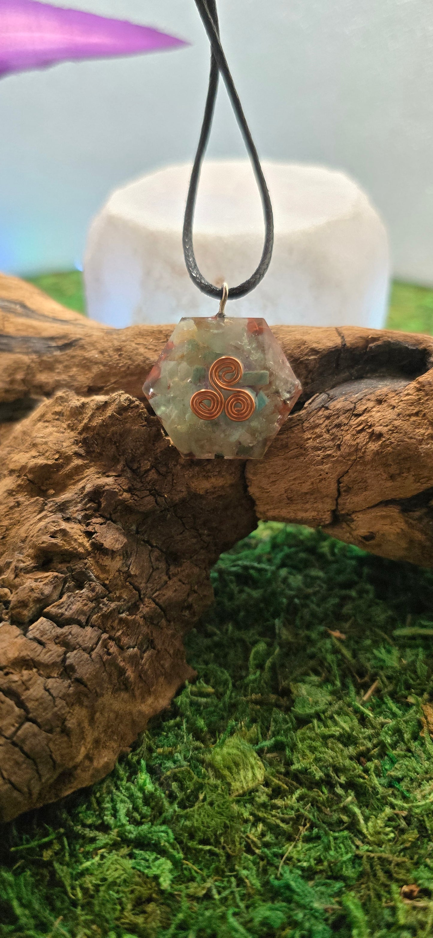 Orgonite con triskell e spirale Collana della Dea Interiore