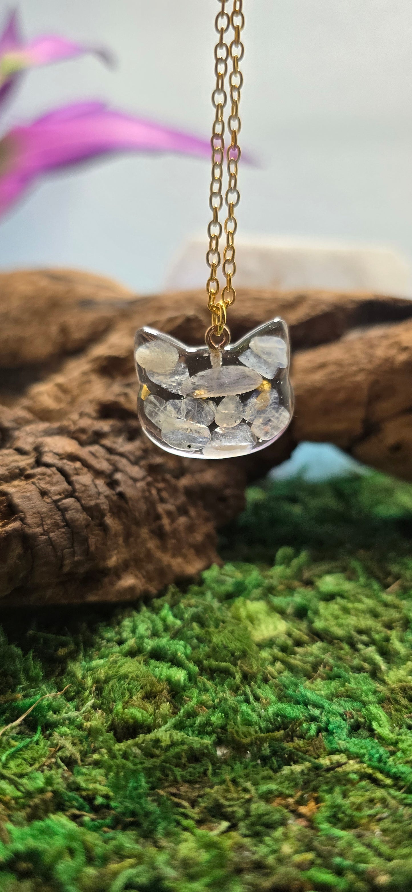 L'Antico Custode Lunare: Collana Testa di Gatto in Labradorite Bianca e Resina