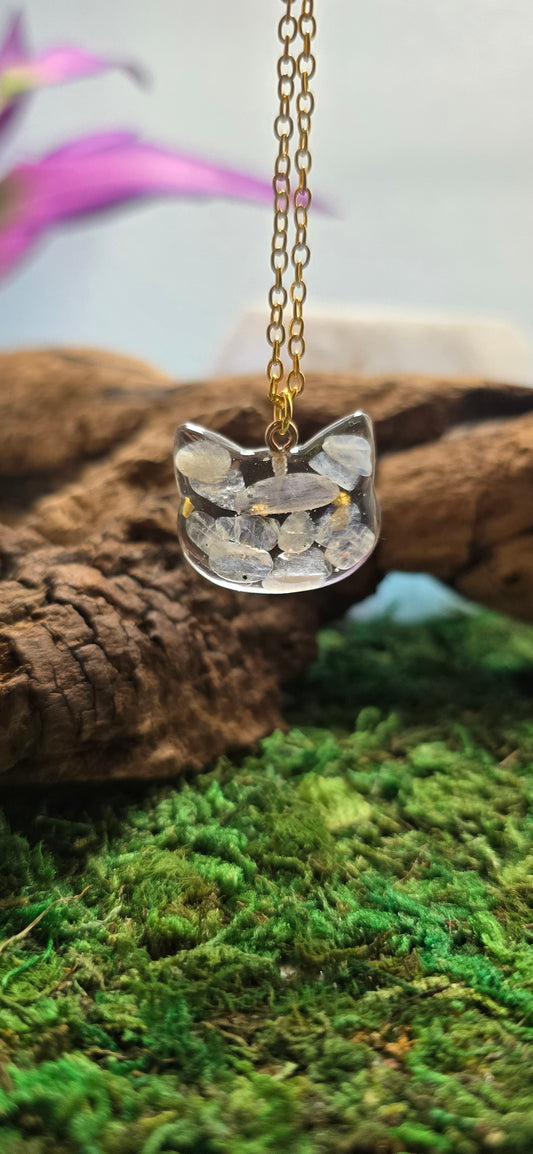 L'Antico Custode Lunare: Collana Testa di Gatto in Labradorite Bianca e Resina