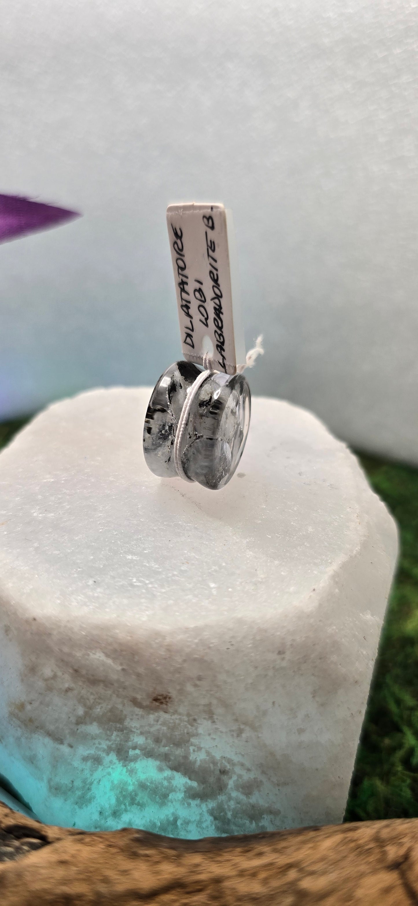 Il Portale Lunare: Dilatatore in Labradorite Bianca e Resina