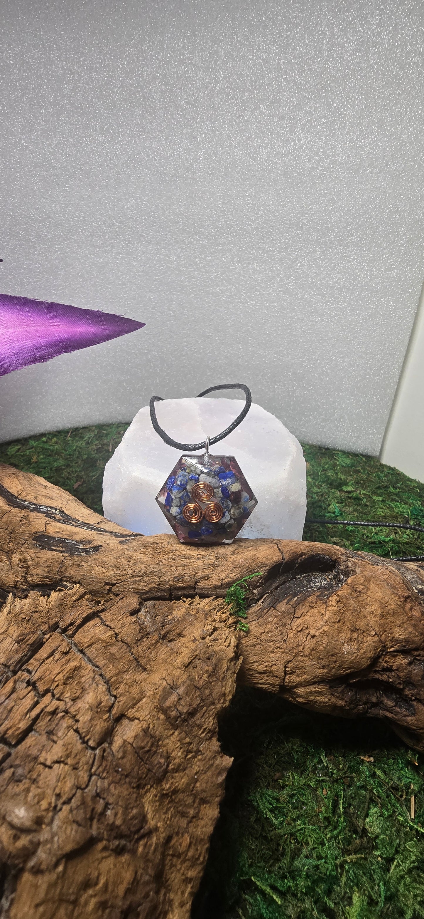 Collana Orgonite in Resina con Triscele (triskell) e spirale in rame