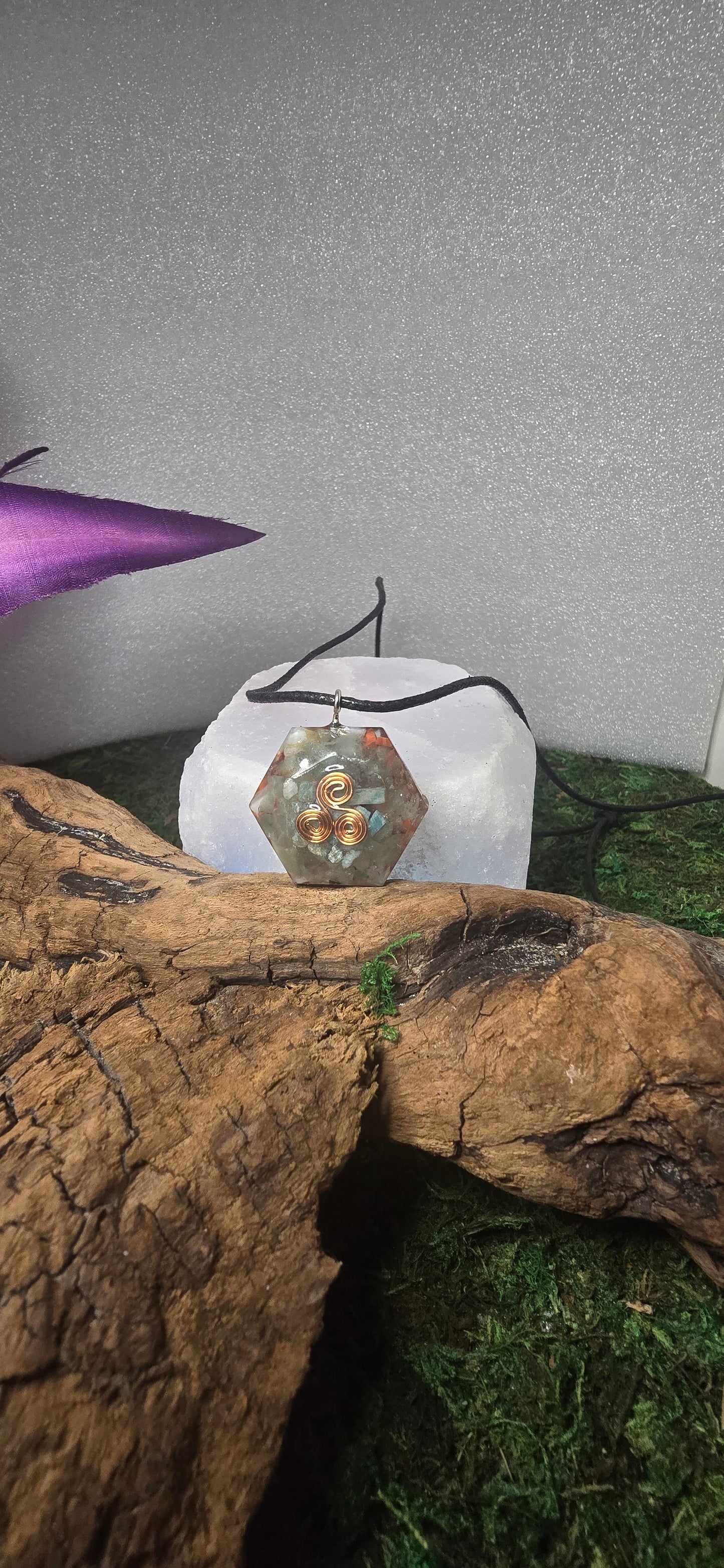 Orgonite con triskell e spirale Collana della Dea Interiore