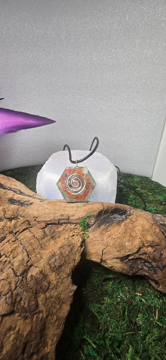 Orgonite con triskell e spirale Collana della Dea Interiore