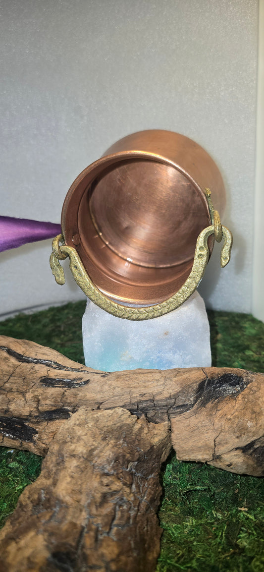 Calice di Radicamento: Secchiello Rituale in Rame Antico